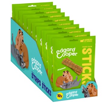 Emballage vert de friandises pour chiens Edgard Cooper, présentant le texte "STICKS" et "10x", avec des images d'un chien et d'un chat sur la boîte.