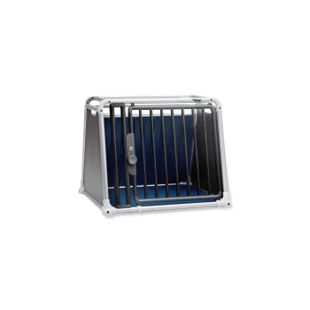 Transportbox EcoLine four S Eine robuste Haustierbox mit blauem Innenraum und schwarzen Stäben, mit einem sicheren Verriegelungsmechanismus an der Vorderseite.