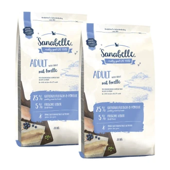 Zwei 20 kg Tüten Sanabelle Katzenfutter mit der Aufschrift "Adult with Trout", glutenfrei, mit einem hellblauen und weißen Design.