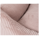 Nahaufnahme eines weichen, rosa Haustierbettes mit gerippter Textur, das sein gemütliches Design und das plüschige Material zeigt.