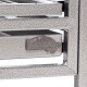Nahaufnahme eines metallischen Haustierkäfigs mit strukturierter Oberfläche, mit dem eingravierten Logo "Montana Cages" auf der Vorderseite einer Schublade.