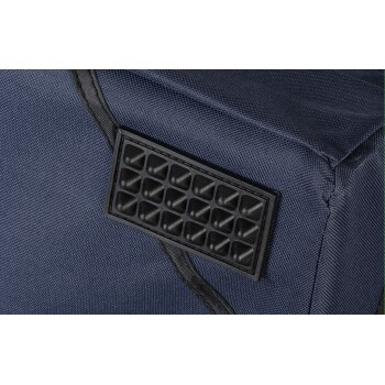 Nahaufnahme einer marineblauen Haustiertrage mit einer strukturierten schwarzen Griffplatte an der Seite für einfaches Handling.