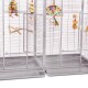 Ein geräumiger Vogelkäfig mit zwei Abteilungen, ausgestattet mit bunten Spielzeugen, Holzstangen und einer offenen Tür für einfachen Zugang.