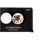 Eine schwarze Futtermatte für Haustiere mit "FUTTERSTATION kleckern erlaubt", zwei weißen Schalen - eine leer, eine gefüllt mit braunem Haustierfutter.