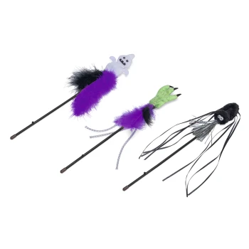 Drei Halloween-Themen-Katzenangelspielzeuge mit Stäben, mit Gespenst-, grünem Krallen- und schwarzem Spinnendesign.