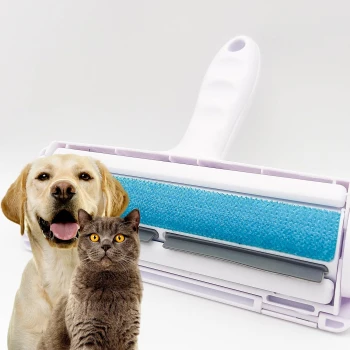 Ein glücklicher Labrador Retriever und eine graue Katze stehen vor einem Haustierhaarbeseitiger mit einem blauen Klebestreifen.