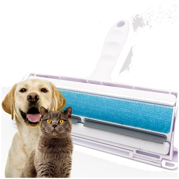 Ein glücklicher Labrador Retriever und eine graue Katze stehen vor einem Haustierhaarbeseitiger mit einem blauen Klebestreifen.