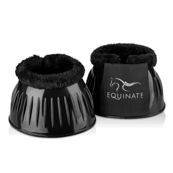 Schwarze Pferdestiefel mit einem weichen Fellfutter, mit dem Logo 'EQUINATE' auf einem Seitenpanel.