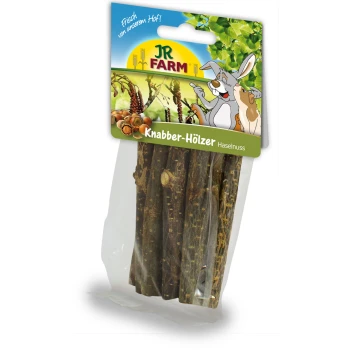 JR FARM Knabber-Hölzer Haselnuss Haustier-Kauspielzeuge in einer klaren Verpackung, mit einem Cartoon-Hasen und Hund, mit dem Text "Frisch von unserem Hof!"