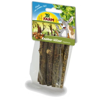 JR FARM Knabber-Hölzer Haselnuss Haustier-Kauspielzeuge in einer klaren Verpackung, mit einem Cartoon-Hasen und Hund, mit dem Text "Frisch von unserem Hof!"