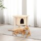Eine orangefarbene getigerte Katze, die auf einem strukturierten grauen Teppich neben einem beigen Katzenbaum mit einem höhlenartigen Eingang entspannt, in einem hellen Raum mit durchsichtigen Vorhängen.