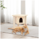 Eine orangefarbene getigerte Katze, die auf einem strukturierten grauen Teppich neben einem beigen Katzenbaum mit einem höhlenartigen Eingang entspannt, in einem hellen Raum mit durchsichtigen Vorhängen.