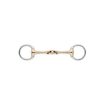 Ein glänzendes, gold- und silberfarbenes Pferdegebiss mit zwei runden Ringen an jedem Ende, horizontal vor einem weißen Hintergrund präsentiert.