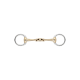 Ein glänzendes, gold- und silberfarbenes Pferdegebiss mit zwei runden Ringen an jedem Ende, horizontal vor einem weißen Hintergrund präsentiert.
