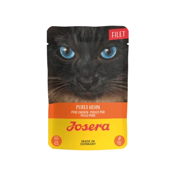 Nahaufnahme eines Katzenkopfes auf einer Tierfutterverpackung, beschriftet mit "Pures Huhn," "Josera," mit einem roten "FILET," getreidefrei, hergestellt in Deutschland.