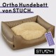 Orthopädisches Hundebett von STUCH, mit einem weichen beigen Kissen und einem Etikett mit der Aufschrift 'PETA Approved Vegan.'