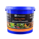 Blauer Behälter mit Silbermann Red Pond Pellets, 3 mm, gekennzeichnet als Premium-Fischfutter für Koi und Gartenteichfische, 5000 ml.