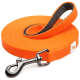 Helle orange Hundeleine mit einem schwarzen Metallclip, mit einem gepolsterten Griff für Komfort und einem kleinen Logo-Patch.