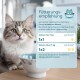 Eine flauschige grau-weiße Katze sitzt neben einer dekorativen Schüssel, mit einer Fütterungsempfehlungstabelle für Katzen unter und über 5 kg, die die monatliche Dosierung detailliert.