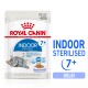 Royal Canin Indoor Sterilised kattenvoerzak voor katten ouder dan 7 jaar, met een grijze kattenillustratie en tekst die de voedingsvoordelen benadrukt.
