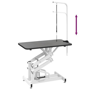 Schwarze Haustiermatte mit einer strukturierten, gitterartigen Oberfläche, die für den Komfort und die Sauberkeit von Haustieren konzipiert ist.