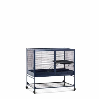 Großer blauer Metallhaustierkäfig auf Rädern mit einer herausnehmbaren Schublade und einem Regal im Inneren, entworfen für kleine Tiere.