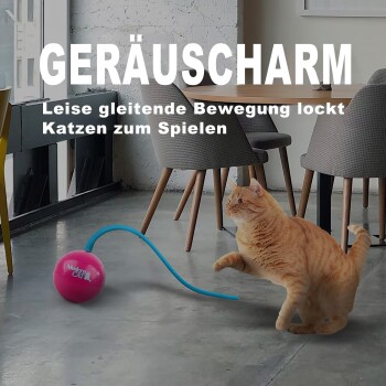 Orange getigerte Katze spielt mit einem pinken „Modern Cat“-Spielball mit blauem Schwanz in einem Esszimmer; Einblendtext: „GERÄUSCHARM“.