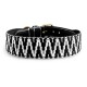 Schwarz-weißer gemusterter Hundehalsband mit Zickzackdesign und Lederunterlage, ausgestattet mit einer goldenen Metallschnalle und Einstichlöchern.