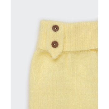 Gelber flauschiger Strick-Haustierpullover mit Bund, geripptem Bündchen und zwei braunen Knopfdetails.