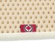 Nahaufnahme einer beigen Haustiermatte mit einer strukturierten Oberfläche mit kleinen Erhebungen und einem roten Etikett mit einem weißen Ahornblatt-Logo.