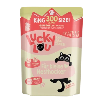 Beutel mit Lucky Lou Katzenfutter für Kätzchen, mit Geflügel und Karotten, getreidefrei, ohne Zuckerzusatz und 96% Fleischanteil.