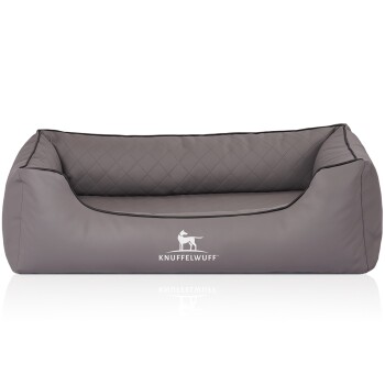 Graues Hundebett mit einem gesteppten Design und einem Logo, das auf der Vorderseite "KNUFFELWUFF" liest.