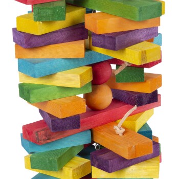 Buntes Holzspielzeug für Haustiere, bestehend aus gestapelten Blöcken und Bällen, entworfen zum Kauen und Spielen.