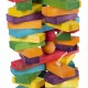 Buntes Holzspielzeug für Haustiere, bestehend aus gestapelten Blöcken und Bällen, entworfen zum Kauen und Spielen.