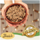 Eine Person hält eine braune Schüssel mit Haustierfutter, mit einem Abzeichen, das 'Beste Qualität' und '15 Jahre' auf Deutsch angibt, was 15 Jahre Qualität bedeutet.
