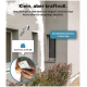 Eine kleine, elegante Sicherheitskamera, die an einer Wand neben einem Fenster montiert ist, mit Text, der ihre strapazierfähigen Materialien und eine Alarmfunktion von bis zu 95 dB hervorhebt.