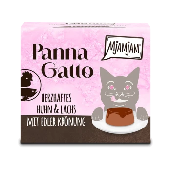 Rosa MjAMjAM 'Panna Gatto' Katzenfutter-Schachtel mit grauer Katze, die an einem Teller Pastete leckt; sichtbarer Text 'Herzhaftes Huhn & Lachs' und 'Mit Edler Krönung'.