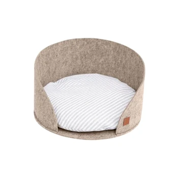 Beiges Filz-Haustierbett mit hohen Seiten und rundem grau-weiß gestreiftem Kissen innen.