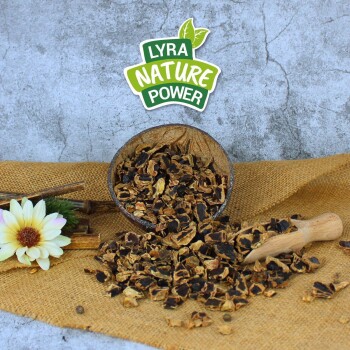 Getrocknete Haustierleckerlis, die aus einer Holzschüssel auf einen Jutesack fallen, mit einem Holzlöffel in der Nähe und einer Blume, mit dem Logo "LYRA NATURE POWER".