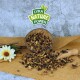 Getrocknete Haustierleckerlis, die aus einer Holzschüssel auf einen Jutesack fallen, mit einem Holzlöffel in der Nähe und einer Blume, mit dem Logo "LYRA NATURE POWER".