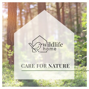 Logo von 'wildlife home', das einen Vogel innerhalb einer Hausumriss zeigt, mit dem Text 'CARE FOR NATURE' darunter, vor einem Waldhintergrund.