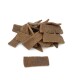 Une pile de friandises pour animaux de compagnie de forme rectangulaire, avec une friandise légèrement séparée du reste, sur un fond blanc.