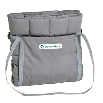 Graue Tragetasche für Haustiere mit gepolstertem Design, mit einem Schultergurt und einem Logo, das 'Doctor Bark' liest.