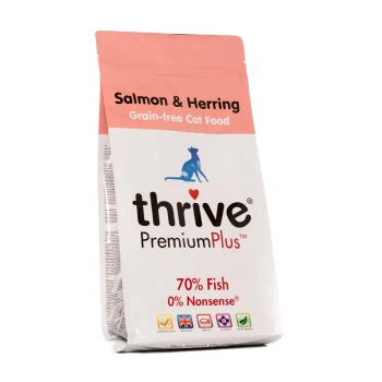 Tüte mit Thrive PremiumPlus Lachs & Hering getreidefreiem Katzenfutter, mit einem pinken Deckel, mit Text, der '70% Fisch' und '0% Nonsense' hervorhebt.