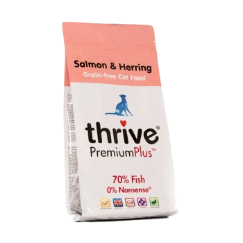 Tüte mit Thrive PremiumPlus Lachs & Hering getreidefreiem Katzenfutter, mit einem pinken Deckel, mit Text, der '70% Fisch' und '0% Nonsense' hervorhebt.