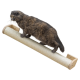 Eine Schildpattkatze, die auf einem Holzkratzbaum mit sisalummantelter Oberfläche steht und neugierig zur Seite schaut.