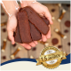 Hände halten mehrere Streifen von Hundeleckerlis, mit einem Abzeichen, das "15 Jahre" und "Beste Qualität" in der Ecke angibt.