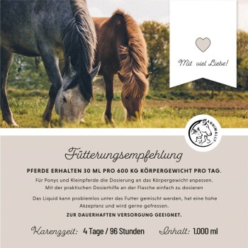 Zwei Pferde grasen auf einer Wiese, mit einem Produktetikett darunter, das 'Fütterungsempfehlung' und Dosierungsanweisungen für die Fütterung anzeigt.