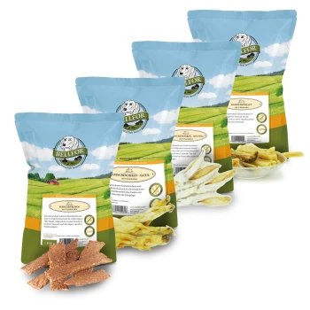 Gesunde Hundeleckerlis vom Kaninchen als Sparset Vier Beutel BELLFOR Haustierleckerlis, mit Kaninchenohren und Fleischstreifen, vor einem Hintergrund aus blauem Himmel und grünem Feld.