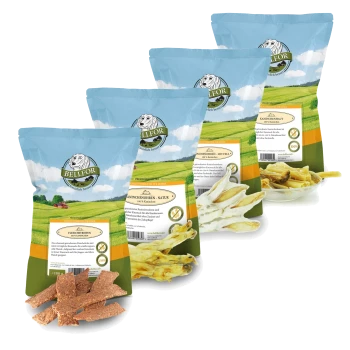 Vier Beutel BELLFOR Haustierleckerlis, mit Kaninchenohren und Fleischstreifen, vor einem Hintergrund aus blauem Himmel und grünem Feld.